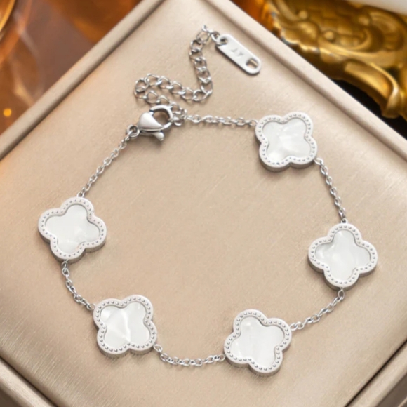 18K Gold Plated Clover Charm‎ Bracelet NEW - Picture 1 of 4